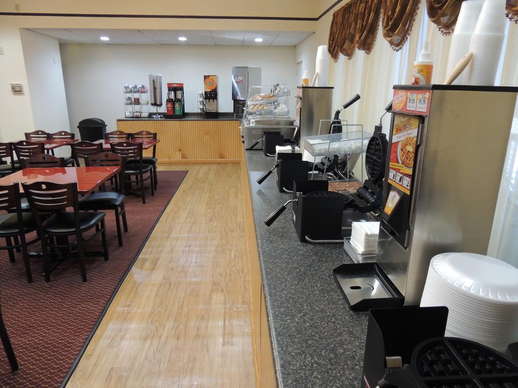 Budget Host Inn & Suites Fertility Esterno foto
