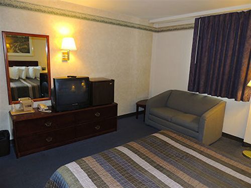 Budget Host Inn & Suites Fertility Esterno foto