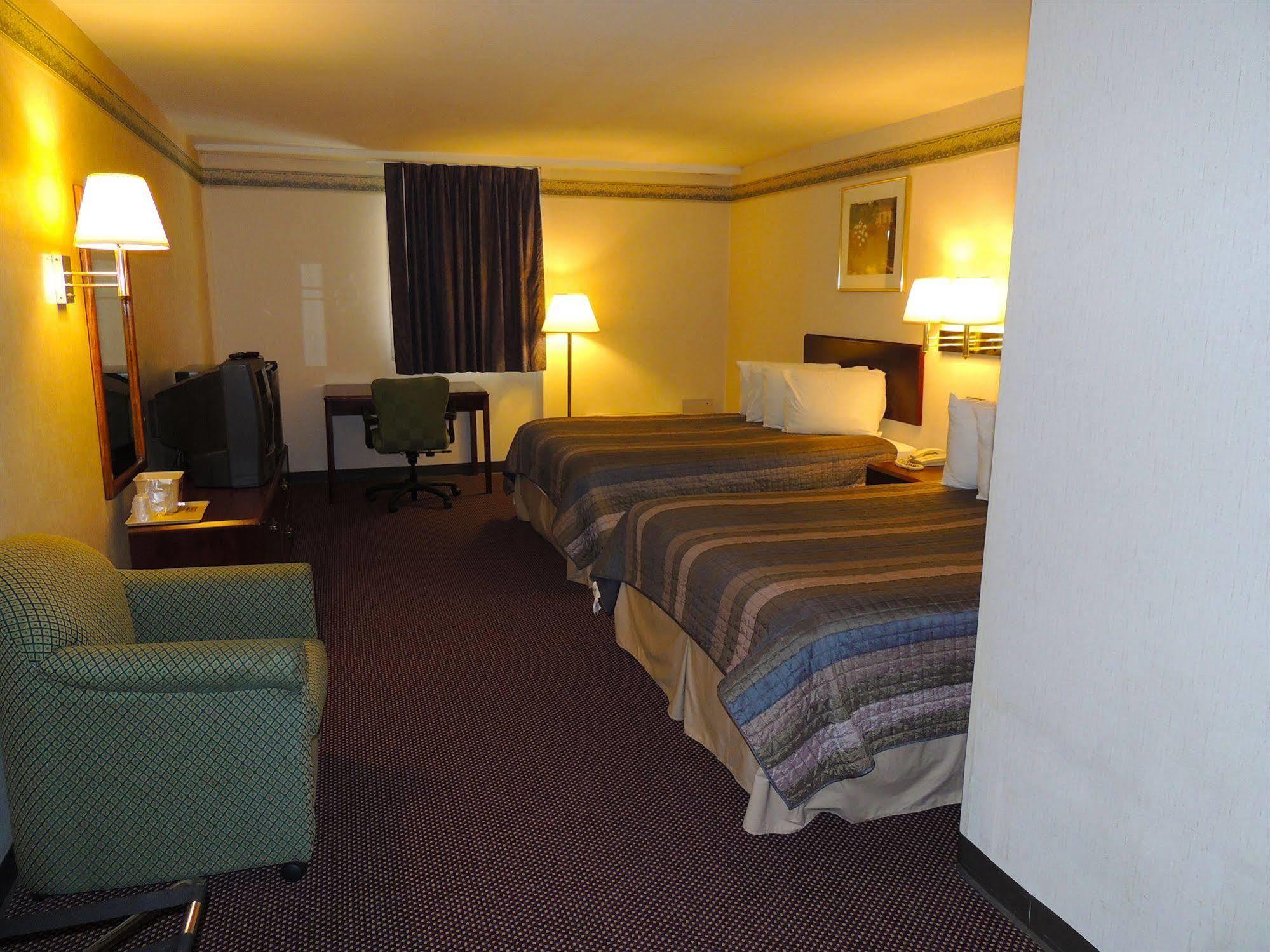 Budget Host Inn & Suites Fertility Esterno foto
