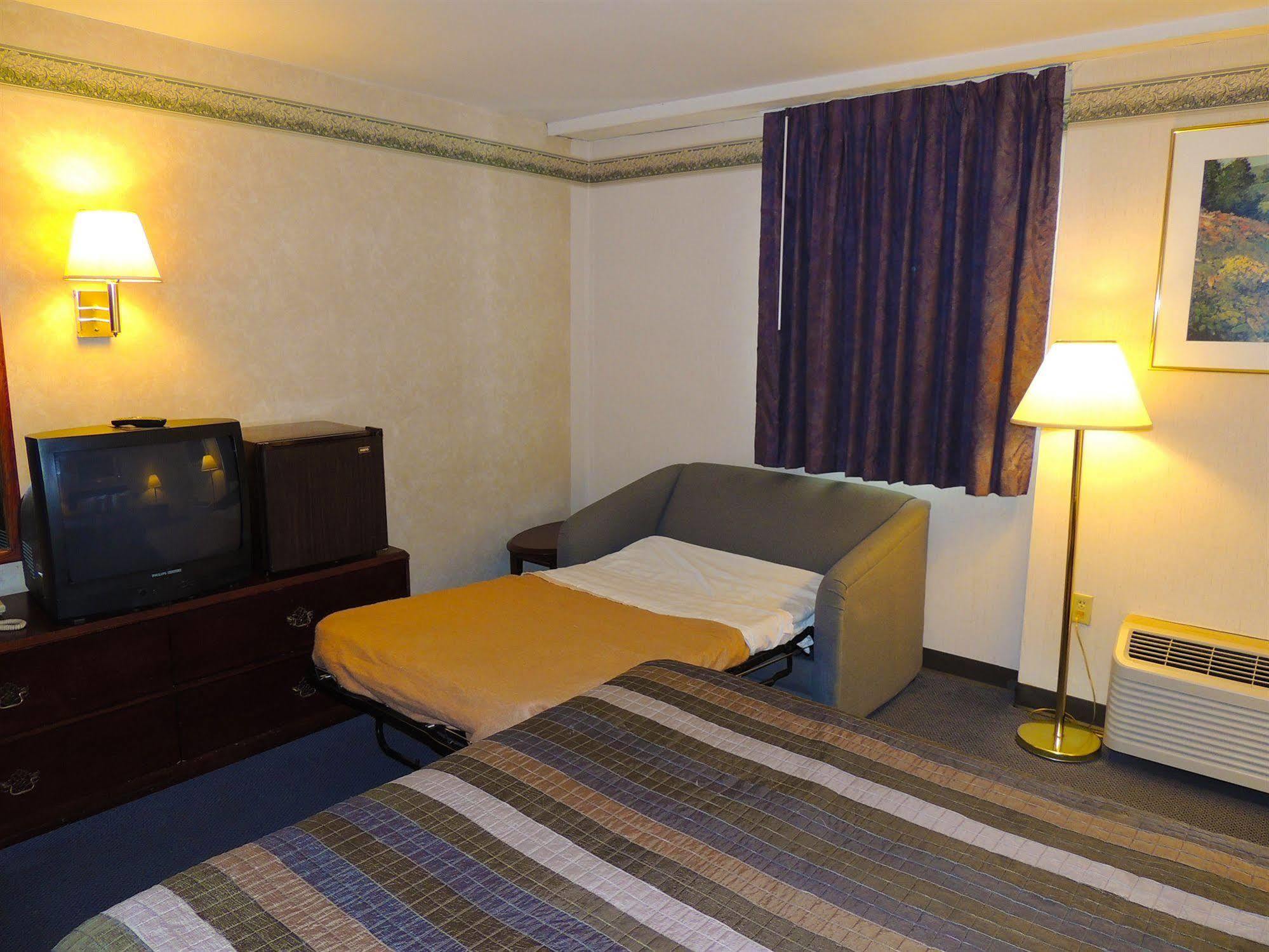Budget Host Inn & Suites Fertility Esterno foto